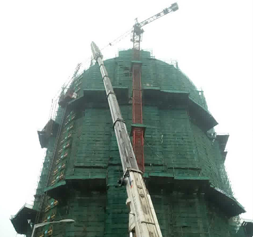 达州吊车在工地上作业